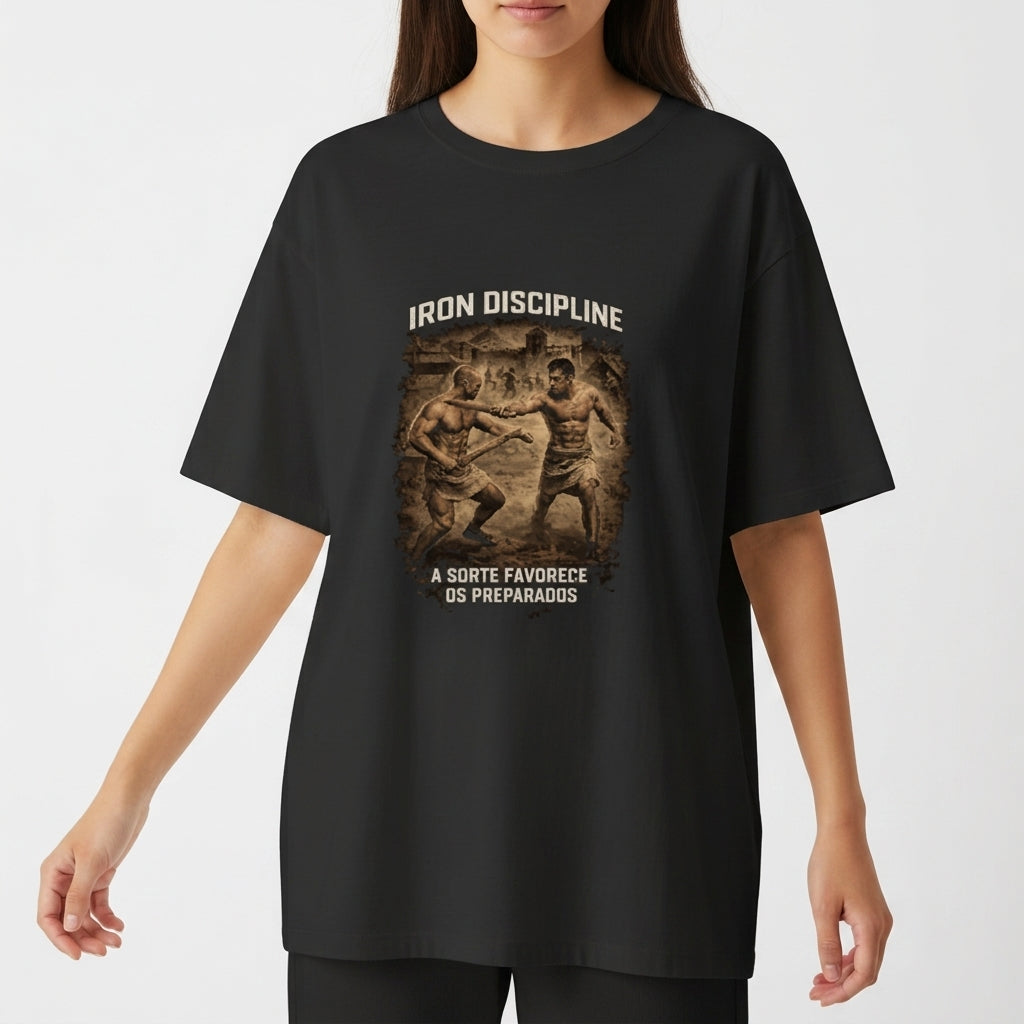 Camiseta com estampa frontal de duas figuras praticando artes marciais em cena detalhada, com textos inspiradores acima e abaixo, e estampa traseira de texto "IRON DISCIPLINE".