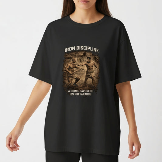 Camiseta com estampa frontal de duas figuras praticando artes marciais em cena detalhada, com textos inspiradores acima e abaixo, e estampa traseira de texto "IRON DISCIPLINE".