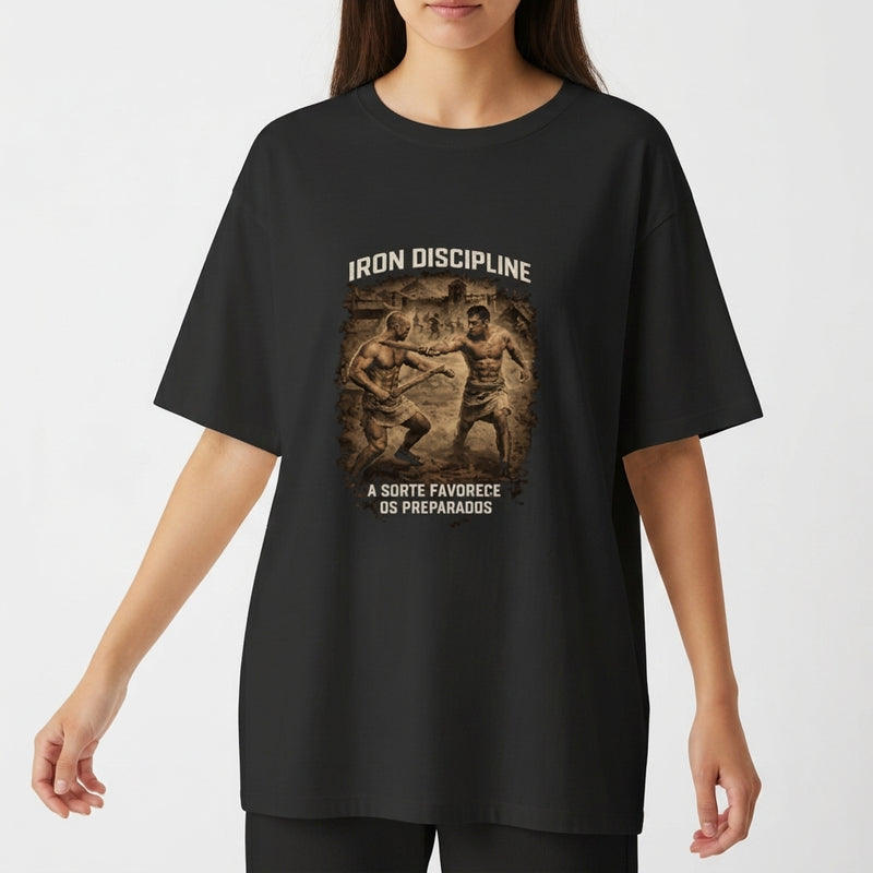 Camiseta com estampa frontal de duas figuras praticando artes marciais em cena detalhada, com textos inspiradores acima e abaixo, e estampa traseira de texto "IRON DISCIPLINE".