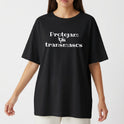 Camiseta com estampa frontal de texto "Protejam os transmascs" com símbolo central estilizado, e estampa traseira de emblema com texto circular "Transvectio".