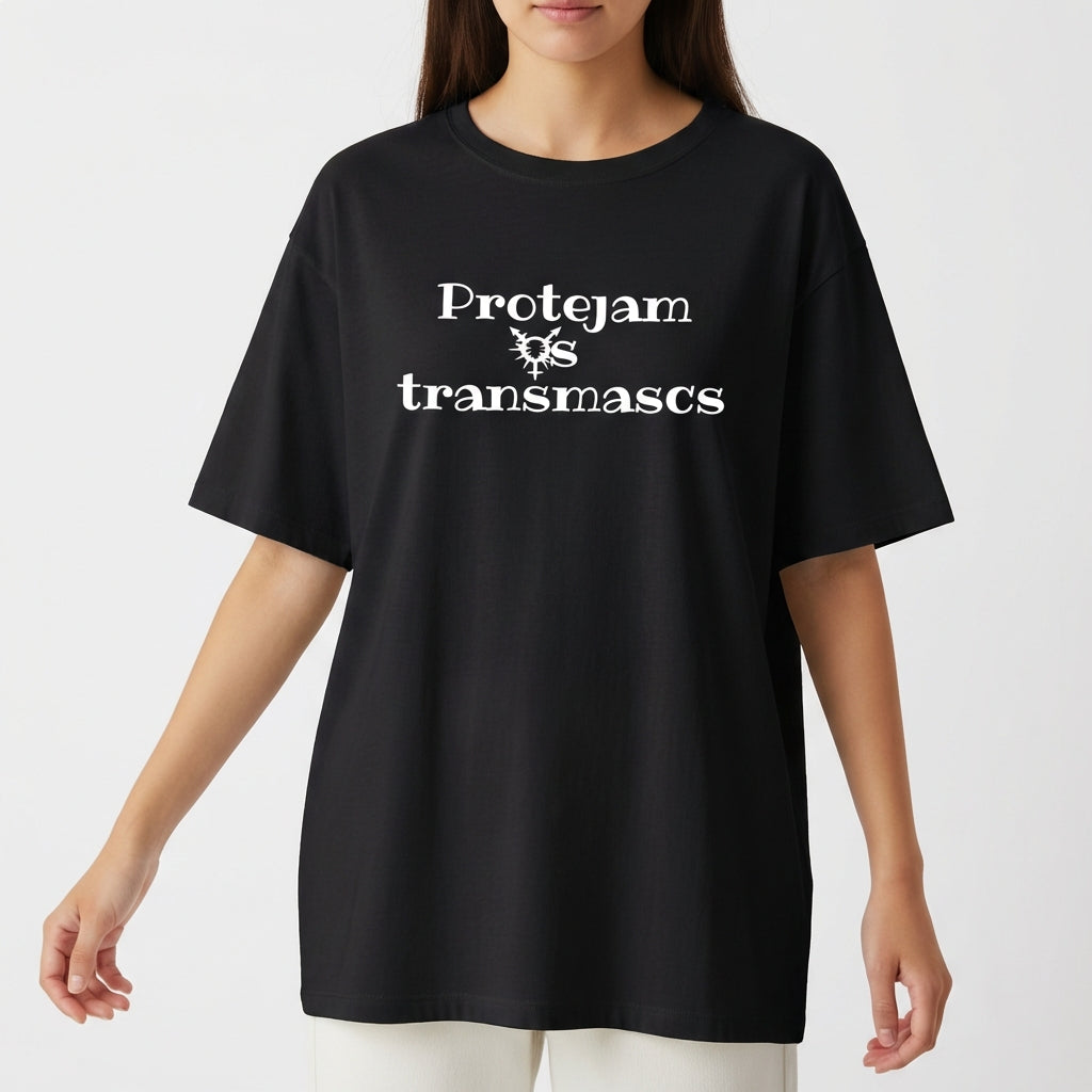 Camiseta com estampa frontal de texto "Protejam os transmascs" com símbolo central estilizado, e estampa traseira de emblema com texto circular "Transvectio".