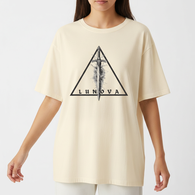 Camiseta com estampa frontal de triângulo contendo figura central simétrica e texto "LUNOVA" e estampa traseira de guerreiro ao centro com inscrições laterais.