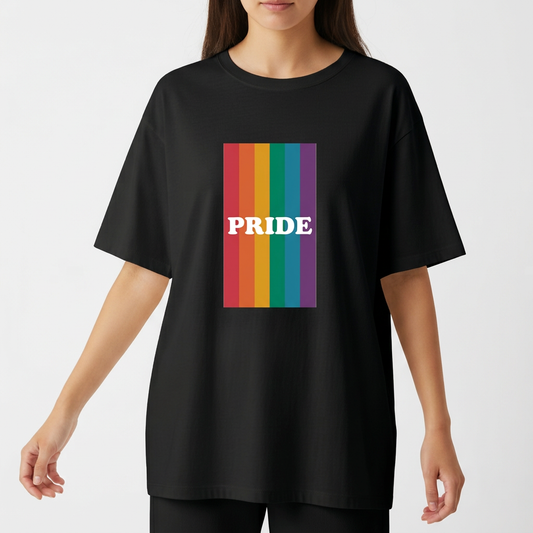 Camiseta com estampa frontal de listras verticais em tons do arco-íris, sobrepostas pela palavra "PRIDE" em letras maiúsculas brancas no centro.