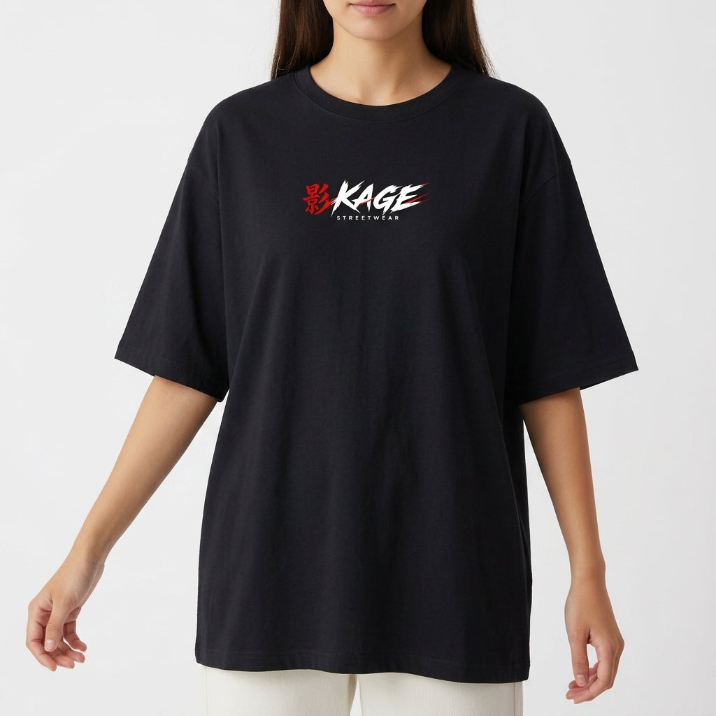 Camiseta com estampa frontal de símbolo e texto estilizado "KAGE" e estampa traseira de personagem em pose dinâmica com traços fluidos e caracteres.