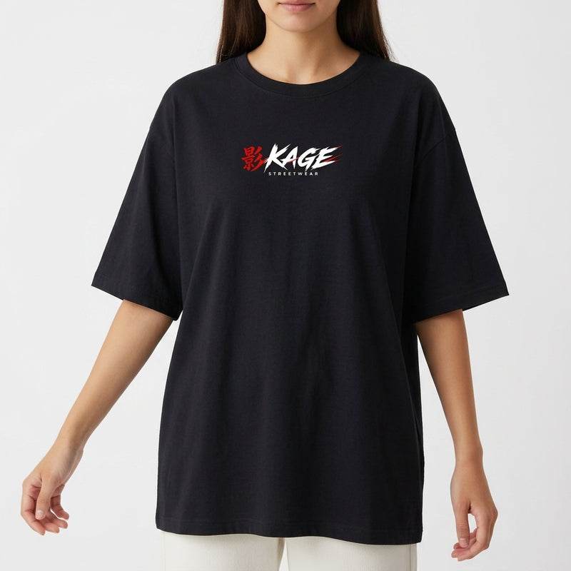 Camiseta com estampa frontal de símbolo e texto estilizado "KAGE" e estampa traseira de personagem em pose dinâmica com traços fluidos e caracteres.