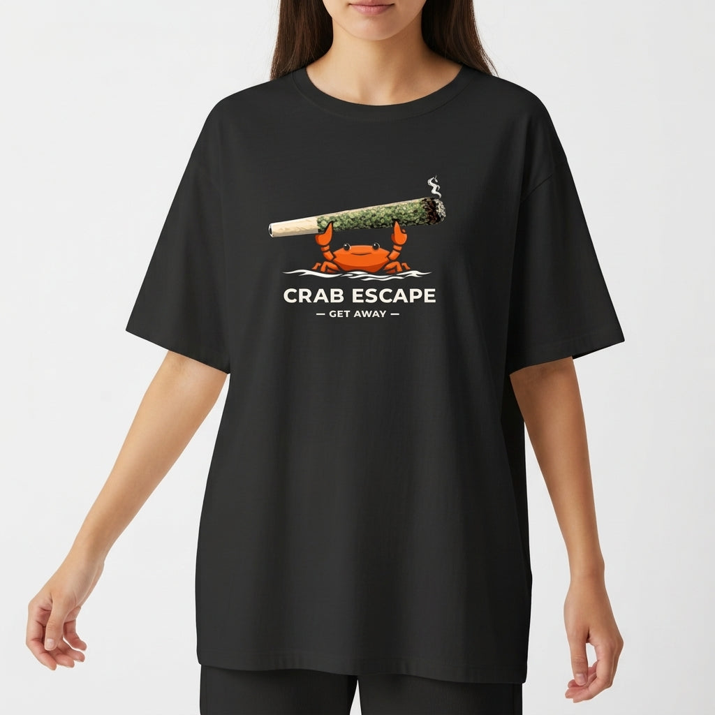 Camiseta com estampa frontal de caranguejo segurando um grande cigarro encostado na cabeça, com as palavras "Crab Escape - Get Away" abaixo.