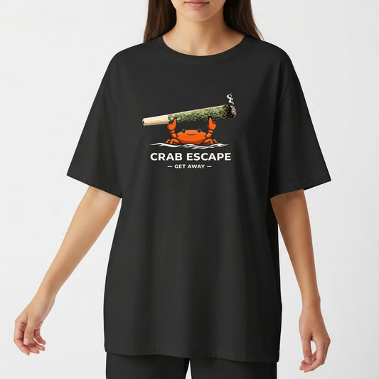Camiseta com estampa frontal de caranguejo segurando um grande cigarro encostado na cabeça, com as palavras "Crab Escape - Get Away" abaixo.