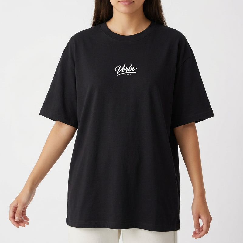 Camiseta com estampa frontal de "Verbo" estilizado centralizado e estampa traseira de frase artística "Ele Vive em Mim" com design tipográfico elegante.