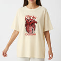 Camiseta com estampa frontal de um coração anatômico com uma porta aberta e figura humana na entrada, acompanhada da frase "E o meu coração deseja te encontrar".