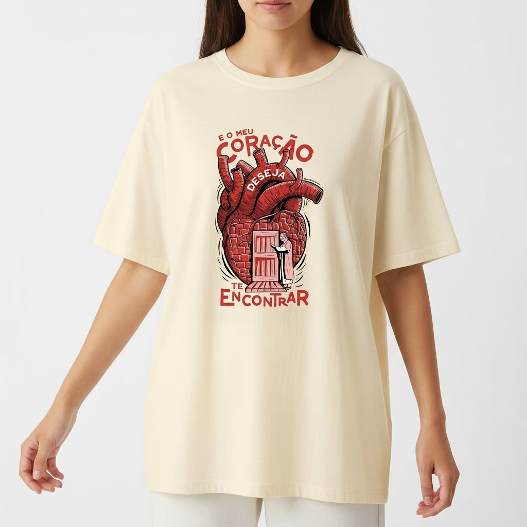 Camiseta com estampa frontal de um coração anatômico com uma porta aberta e figura humana na entrada, acompanhada da frase "E o meu coração deseja te encontrar".