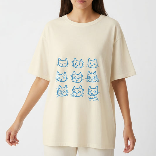Camiseta com estampa frontal de nove rostos de gatos variados, um deles usando óculos, e estampa traseira de um rosto de gato com expressão séria.