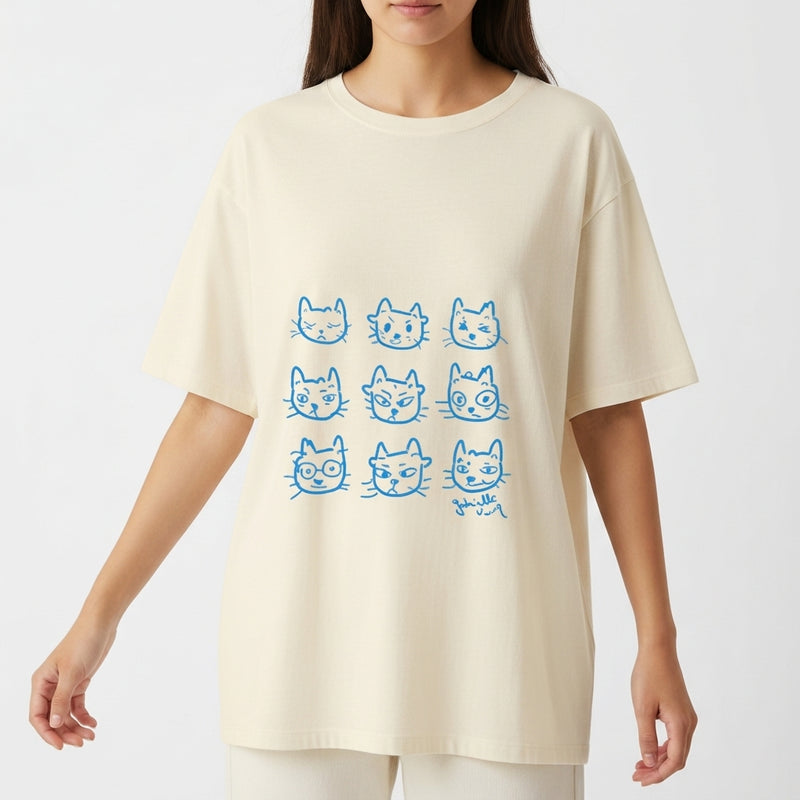 Camiseta com estampa frontal de nove rostos de gatos variados, um deles usando óculos, e estampa traseira de um rosto de gato com expressão séria.
