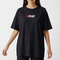 Camiseta com estampa frontal de texto estilizado com símbolos e estampa traseira de personagem em ação rodeado por cartas e efeitos dinâmicos.