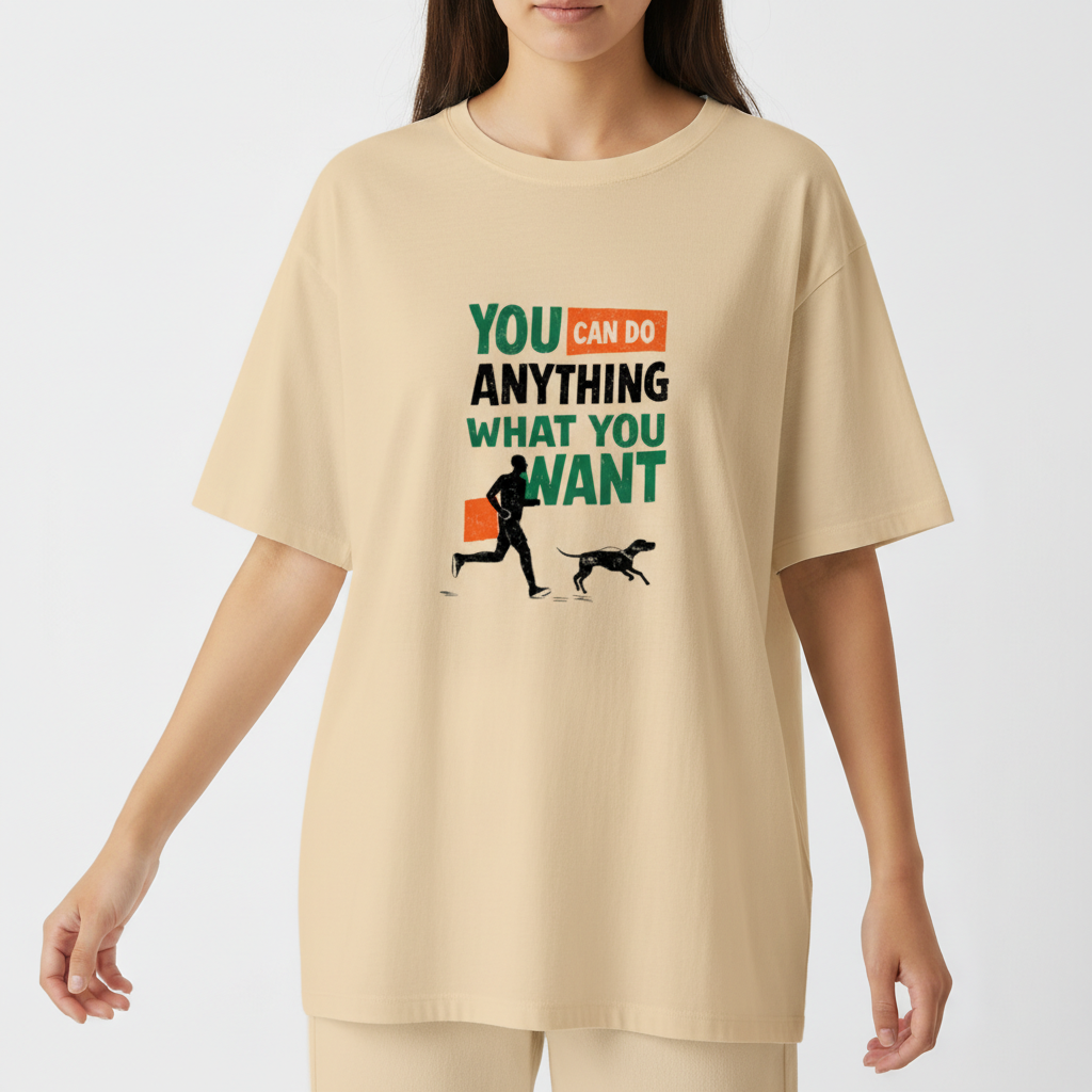 Camiseta com estampa frontal de texto estilizado "YOU CAN DO ANYTHING WHAT YOU WANT" acompanhado de uma ilustração de pessoa correndo com um cachorro.
