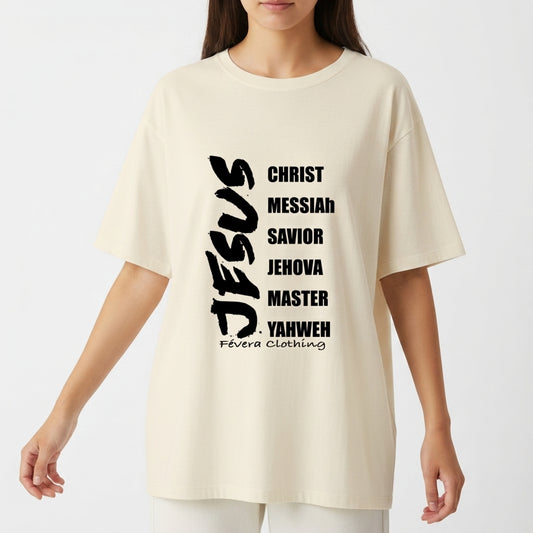 Camiseta com estampa frontal de palavras em fonte estilizada vertical, incluindo "JESUS", "CHRIST", "MESSIAH", "SAVIOR", "JEHOVA", "MASTER", "YAHWEH".