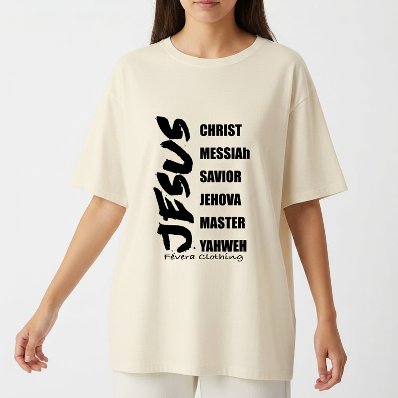 Camiseta com estampa frontal de palavras em fonte estilizada vertical, incluindo "JESUS", "CHRIST", "MESSIAH", "SAVIOR", "JEHOVA", "MASTER", "YAHWEH".