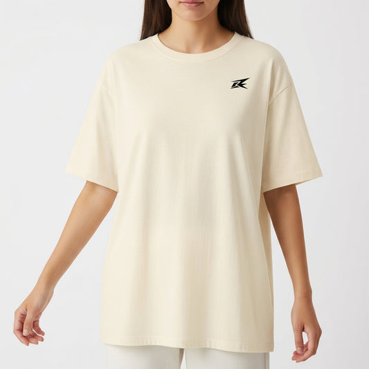 Camiseta com estampa frontal de logotipo estilizado e estampa traseira de macaco com boné e óculos, em frente a um círculo, com a frase "STAY STRONG".