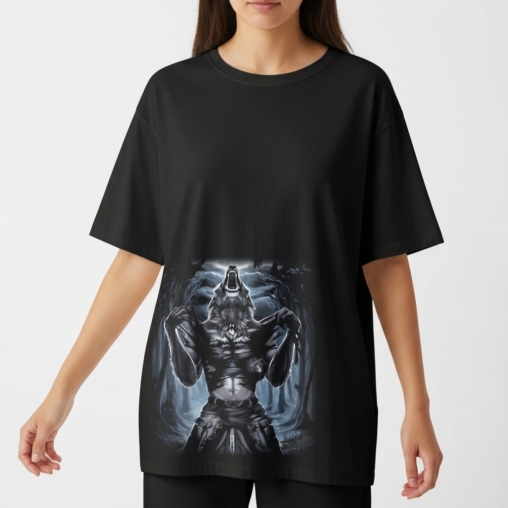 Camiseta com estampa frontal de uma figura antropomórfica de lobo em pose imponente, com braços erguidos, cercada por um cenário de floresta sombria.