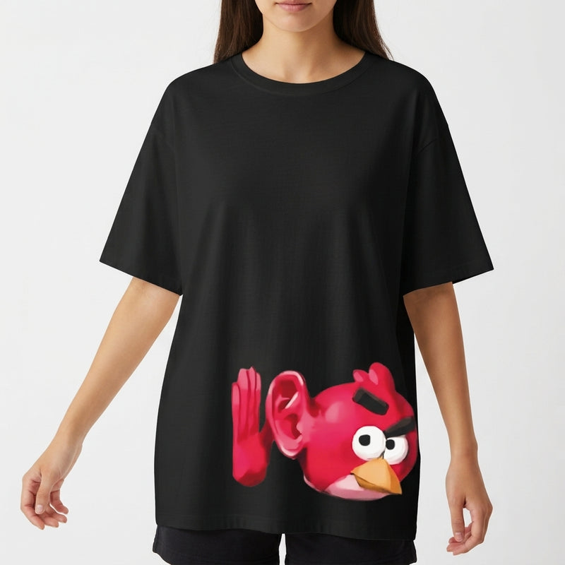 Camiseta com estampa frontal de uma figura caricata de pássaro vermelho com expressão facial interessante, foco no rosto e orelhas pontudas.