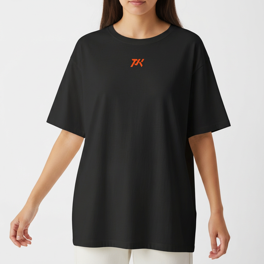 Camiseta com estampa frontal de um logotipo minimalista "PK" e estampa traseira de um guerreiro samurai com espada empunhada, acompanhado do texto "Parker Squad".