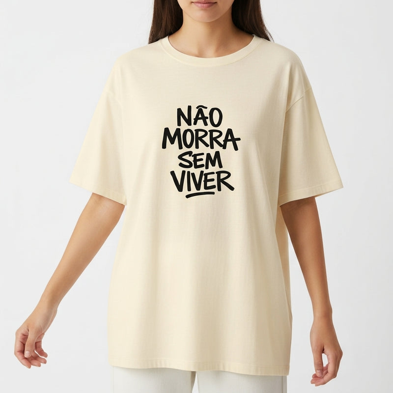Camiseta com estampa frontal de letras grandes e espaçadas formando a frase "NÃO MORRA SEM VIVER".