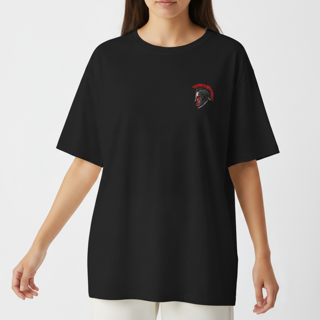 Camiseta com estampa frontal de capacete espartano com crista. Estampa traseira maior de capacete espartano, com texto "SPARTAN SPIRIT".