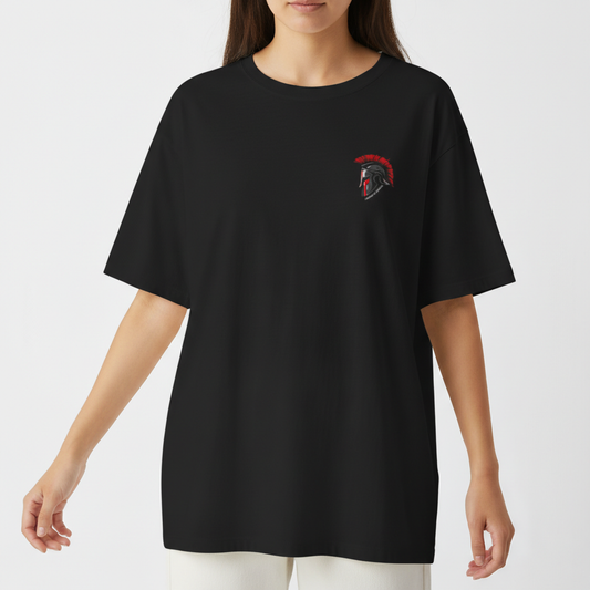 Camiseta com estampa frontal de capacete espartano com crista. Estampa traseira maior de capacete espartano, com texto "SPARTAN SPIRIT".