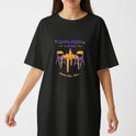 Camiseta com estampa frontal de mesa com garrafas e duas cadeiras, acompanhada das frases “Sexta-feira 9 horas" e "quem fez, fez...”.