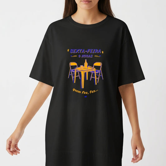 Camiseta com estampa frontal de mesa com garrafas e duas cadeiras, acompanhada das frases “Sexta-feira 9 horas" e "quem fez, fez...”.