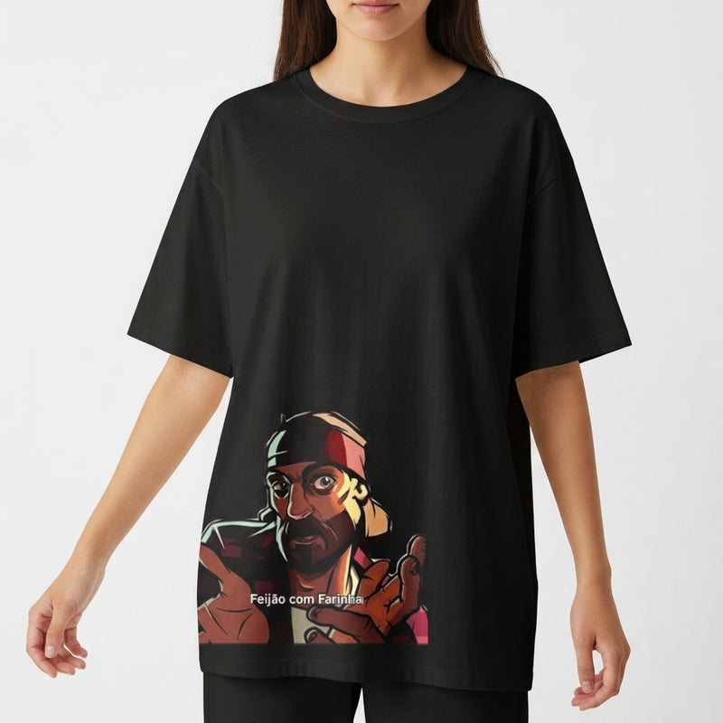 Camiseta com estampa frontal de um homem estilizado usando bandana, expressão intensa com as mãos levantadas e a frase "Feijão com Farinha".