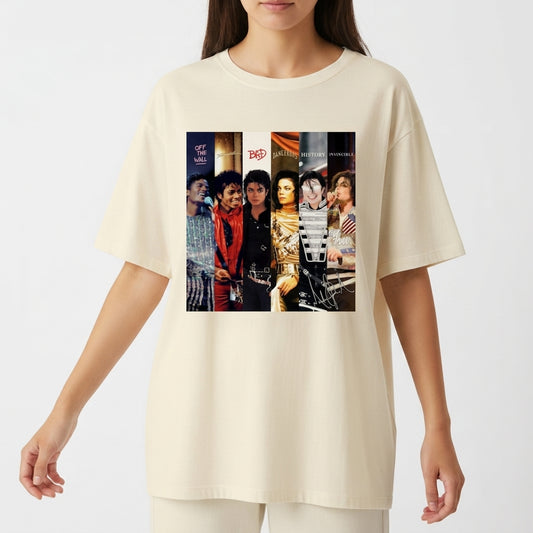 Camiseta com estampa frontal de colagem de capas de álbuns icônicos, retratando um artista famoso em diferentes poses e trajes marcantes.