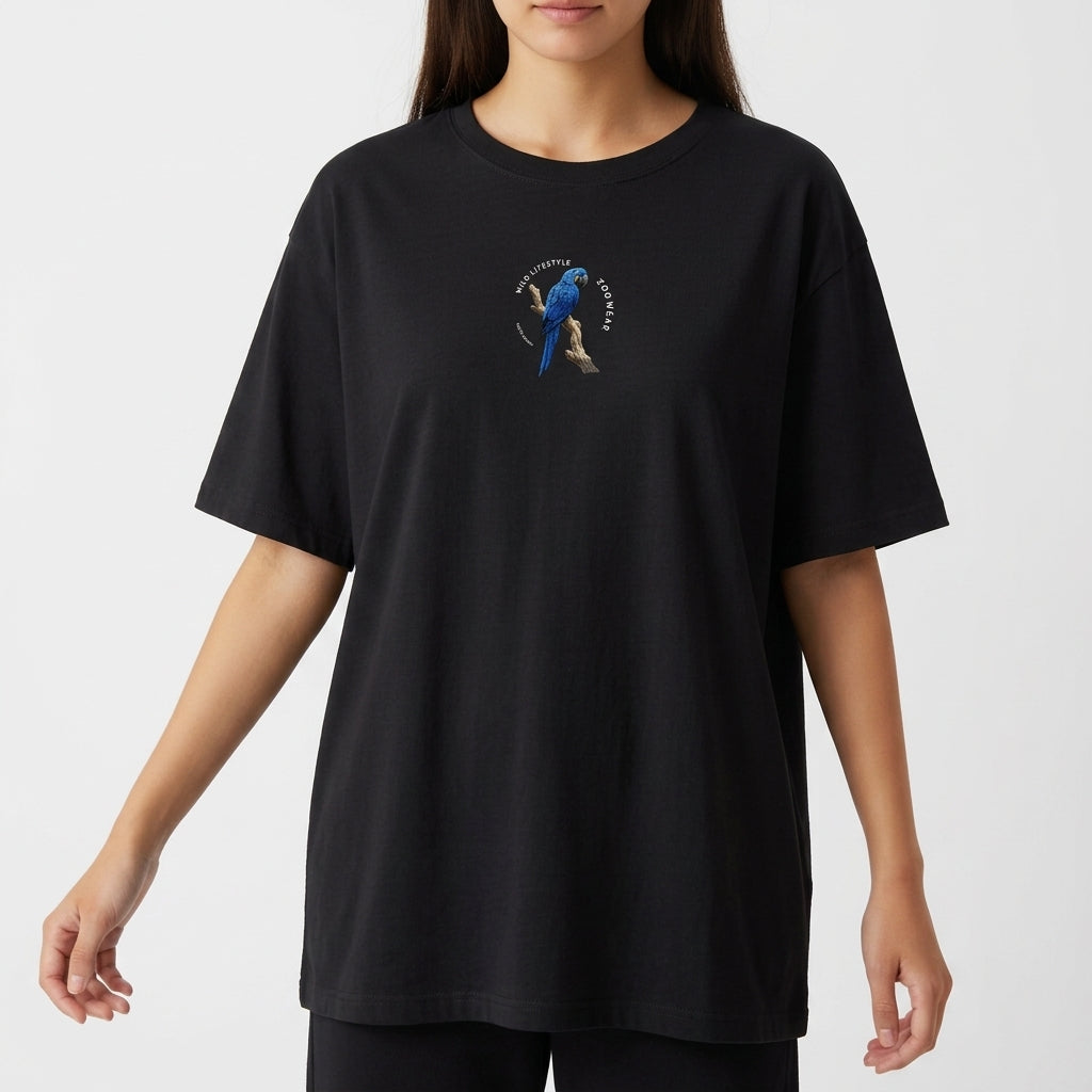 Camiseta com estampa frontal de arara azul acompanhada de um pequeno texto curvado e estampa traseira de arara azul sobre galho com texto em destaque.