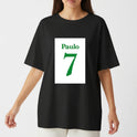 Camiseta com estampa frontal de nome "Paulo" acima do número "7", ambos em fonte estilizada, sugerindo uma temática esportiva ou personalizada.