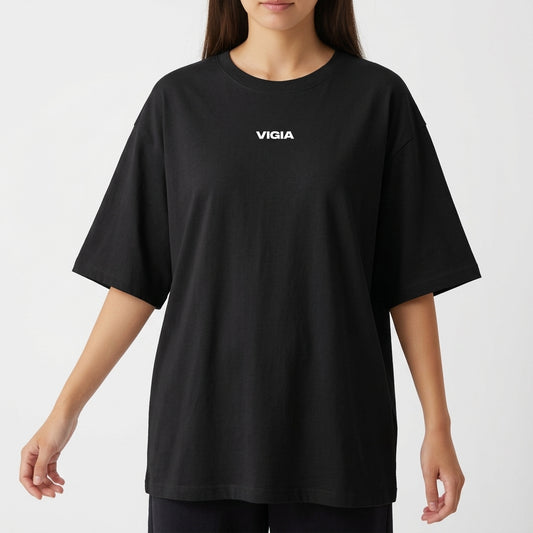 Camiseta com estampa frontal de texto estilizado "Vigia" e estampa traseira de árvore em chamas com inscrições "Exodus 3:14 Yahweh" e texto explicativo.