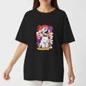 Camiseta com estampa frontal de cachorro estilizado usando óculos de sol, em meio a elementos gráficos abstratos e coloridos, incluindo folhas e círculos.