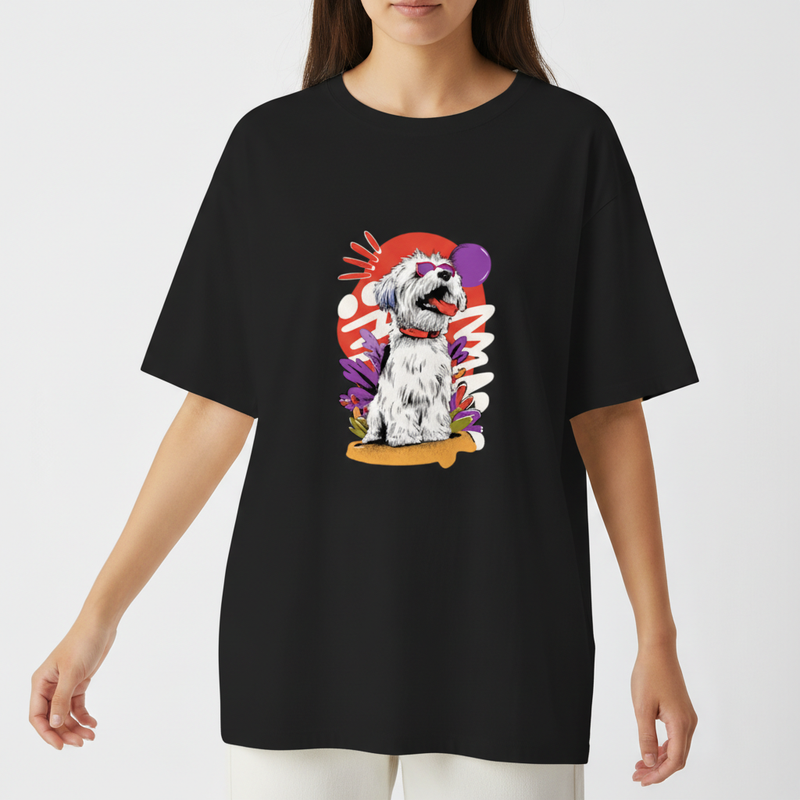 Camiseta com estampa frontal de cachorro estilizado usando óculos de sol, em meio a elementos gráficos abstratos e coloridos, incluindo folhas e círculos.