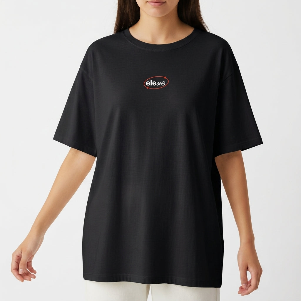 Camiseta com estampa frontal de logotipo pequeno em um oval e estampa traseira de frase estilizada acima de imagem do planeta Terra em um fundo circular.