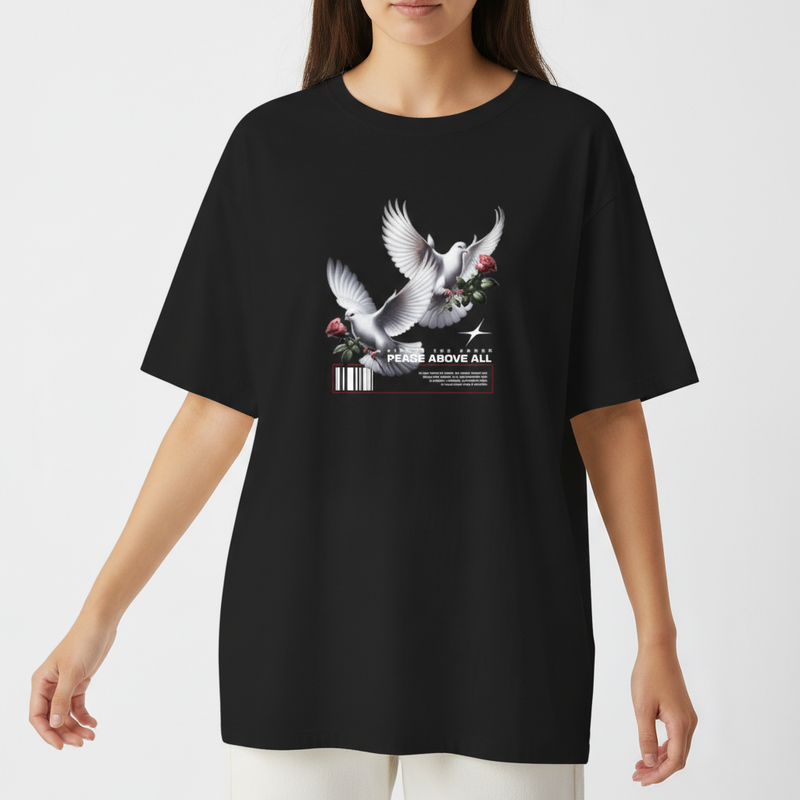 Camiseta com estampa frontal de duas pombas em voo sobre rosas, acompanhadas de texto "PEACE ABOVE ALL" e um código de barras estilizado.