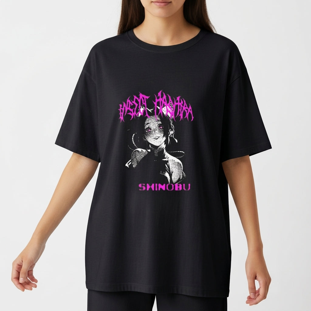 Camiseta com estampa frontal de personagem estilizada, apresentando detalhes de ilustração complexa e texto em fonte artística.