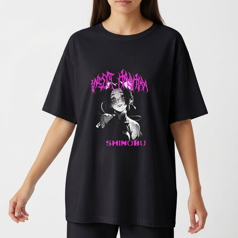 Camiseta com estampa frontal de personagem estilizada, apresentando detalhes de ilustração complexa e texto em fonte artística.