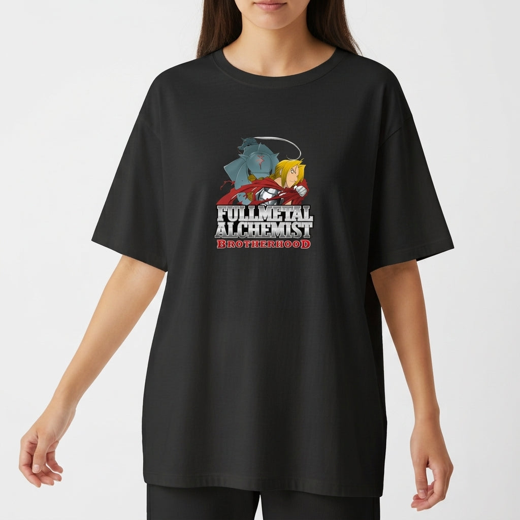 Camiseta com estampa frontal de dois personagens e o texto "Fullmetal Alchemist Brotherhood" e estampa traseira de mão metálica e várias mãos alcançando um brilho.