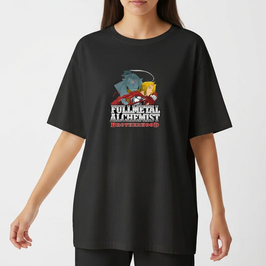Camiseta com estampa frontal de dois personagens e o texto "Fullmetal Alchemist Brotherhood" e estampa traseira de mão metálica e várias mãos alcançando um brilho.