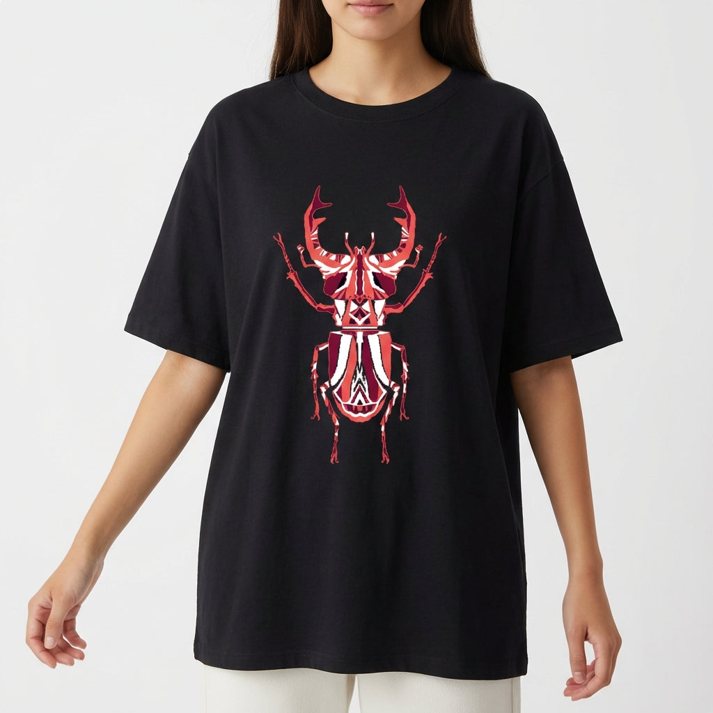 Camiseta com estampa frontal de um besouro estilizado em detalhes geométricos e simétricos, destacando chifres e segmentos do corpo com precisão artística.