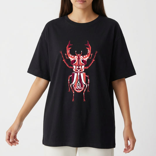 Camiseta com estampa frontal de um besouro estilizado em detalhes geométricos e simétricos, destacando chifres e segmentos do corpo com precisão artística.