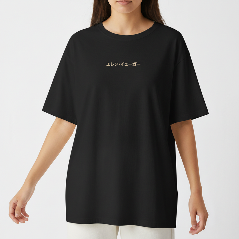 Camiseta com estampa frontal de texto em japonês e estampa traseira com ilustração de braço apontando e rosto emergindo, acompanhados de textos.