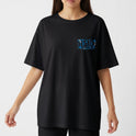 Camiseta com estampa frontal de "Jesus Cristo" em efeito desgastado e estampa traseira ampliada do mesmo motivo com visual rústico.