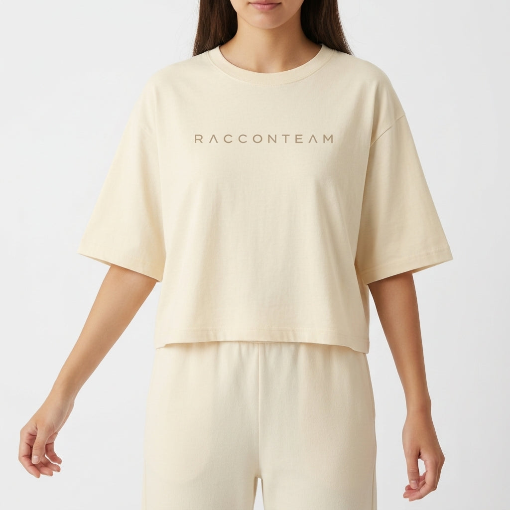 Camiseta com estampa frontal de texto estilizado "RACCONTEAM" e estampa traseira de frase "BUILT DIFFERENT." com símbolo e coordenadas detalhadas.