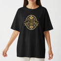Camiseta com estampa frontal de emblema oval contendo texto "ATHOS", ferramentas, bigode, tesouras e barba, com detalhes e ornamentos circulares.