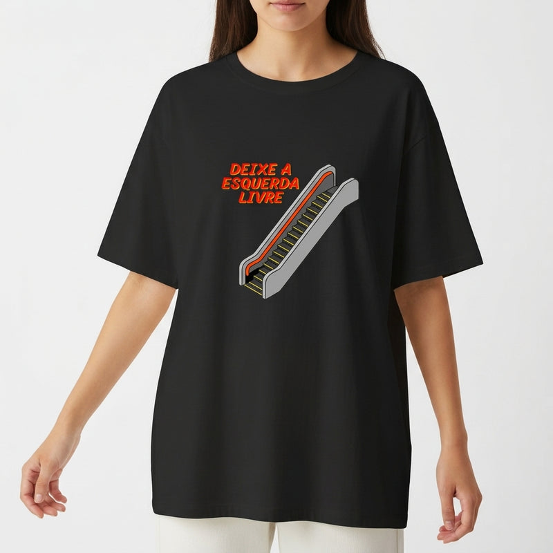 Camiseta com estampa frontal de uma escada rolante acompanhada da frase "Deixe a esquerda livre", com destaque para um efeito tridimensional.