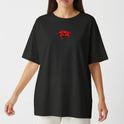 Camiseta com estampa frontal de letras estilizadas "No Mercy Club" com efeito escorrido e estampa traseira de uma cobra com capuz erguido e detalhes geométricos.